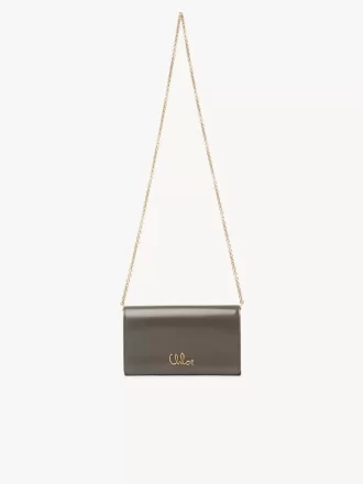 Cartera con solapa y cadena Chloé Iconic en piel brillante Cartera con solapa y cadena Chloé Iconic en piel brillante