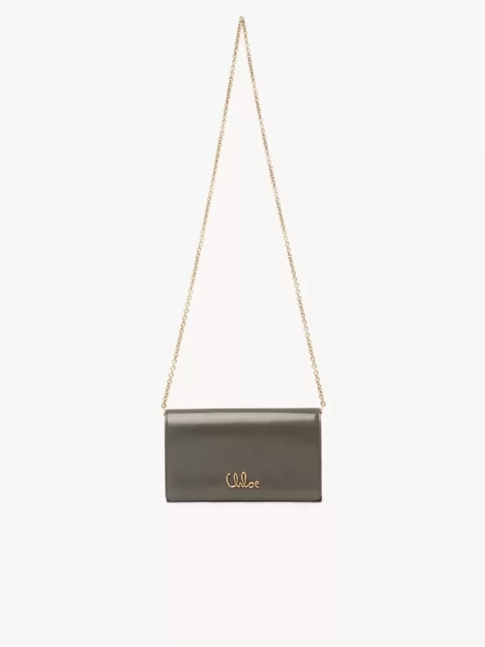 Cartera con solapa y cadena Chloé Iconic en piel brillante Cartera con solapa y cadena Chloé Iconic en piel brillante