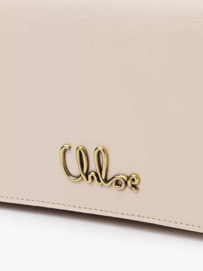 Cartera con solapa y cadena Chloé Iconic en piel brillante Cartera con solapa y cadena Chloé Iconic en piel brillante