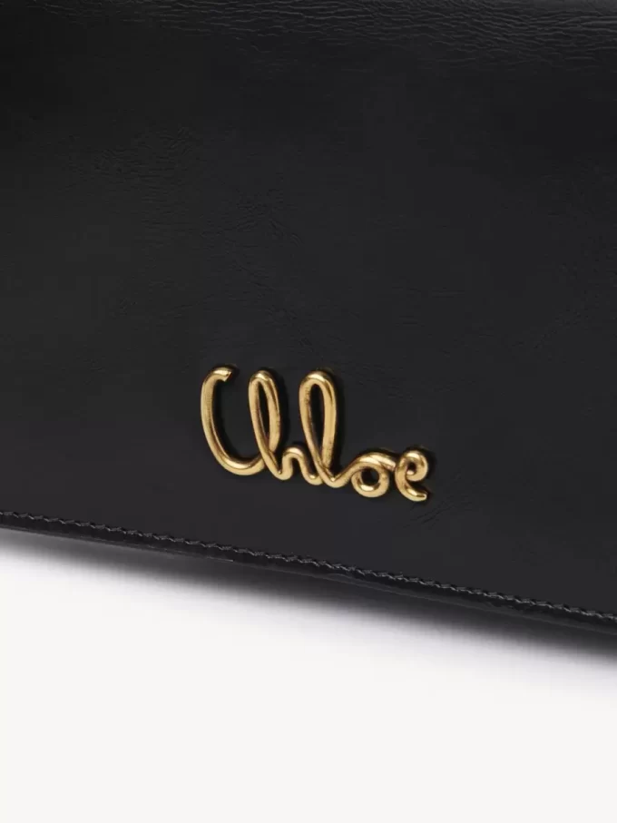 Cartera con solapa y cadena Chloé Iconic en piel brillante Cartera con solapa y cadena Chloé Iconic en piel brillante
