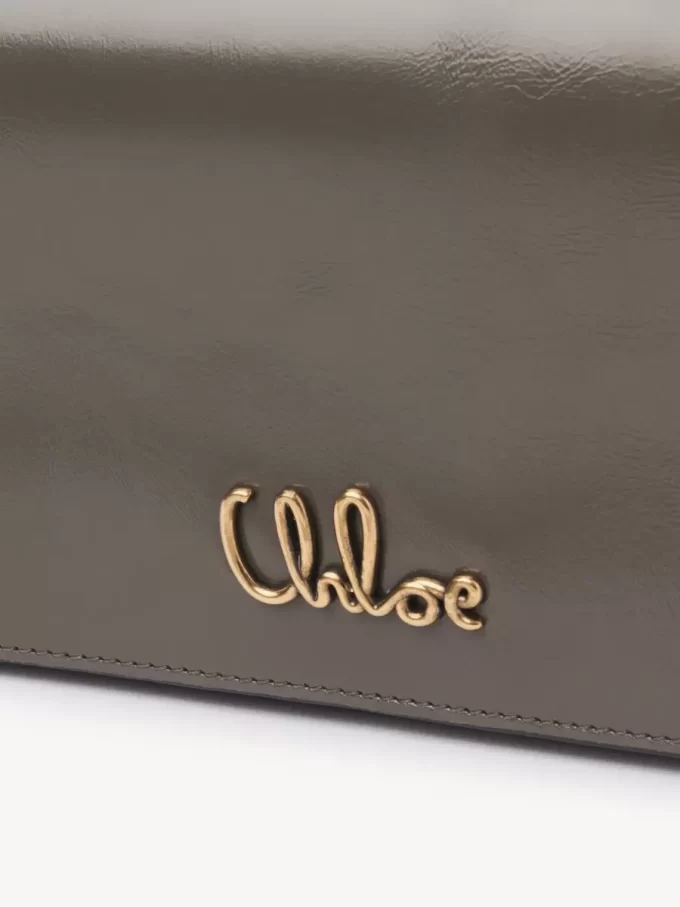 Cartera con solapa y cadena Chloé Iconic en piel brillante Cartera con solapa y cadena Chloé Iconic en piel brillante