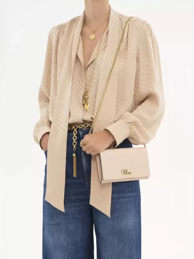 Cartera con solapa y cadena Chloé Iconic en piel brillante Cartera con solapa y cadena Chloé Iconic en piel brillante
