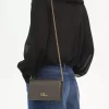 Cartera con solapa y cadena Chloé Iconic en piel brillante Cartera con solapa y cadena Chloé Iconic en piel brillante