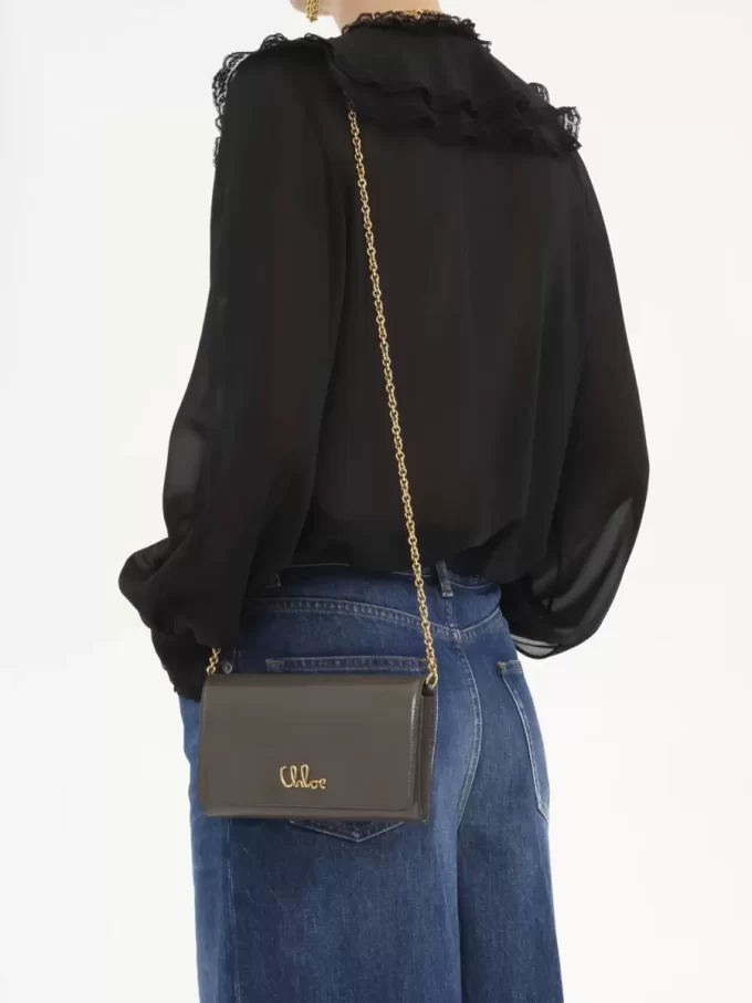 Cartera con solapa y cadena Chloé Iconic en piel brillante Cartera con solapa y cadena Chloé Iconic en piel brillante