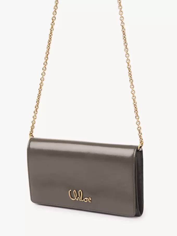 Cartera con solapa y cadena Chloé Iconic en piel brillante Cartera con solapa y cadena Chloé Iconic en piel brillante