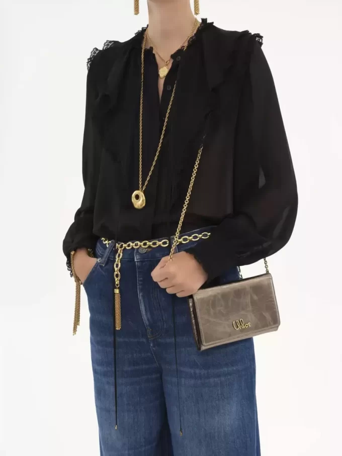 Cartera con solapa y cadena Chloé Iconic en piel metalizada Cartera con solapa y cadena Chloé Iconic en piel metalizada