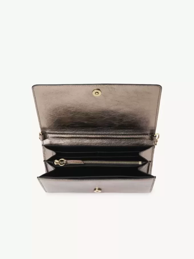 Cartera con solapa y cadena Chloé Iconic en piel metalizada Cartera con solapa y cadena Chloé Iconic en piel metalizada