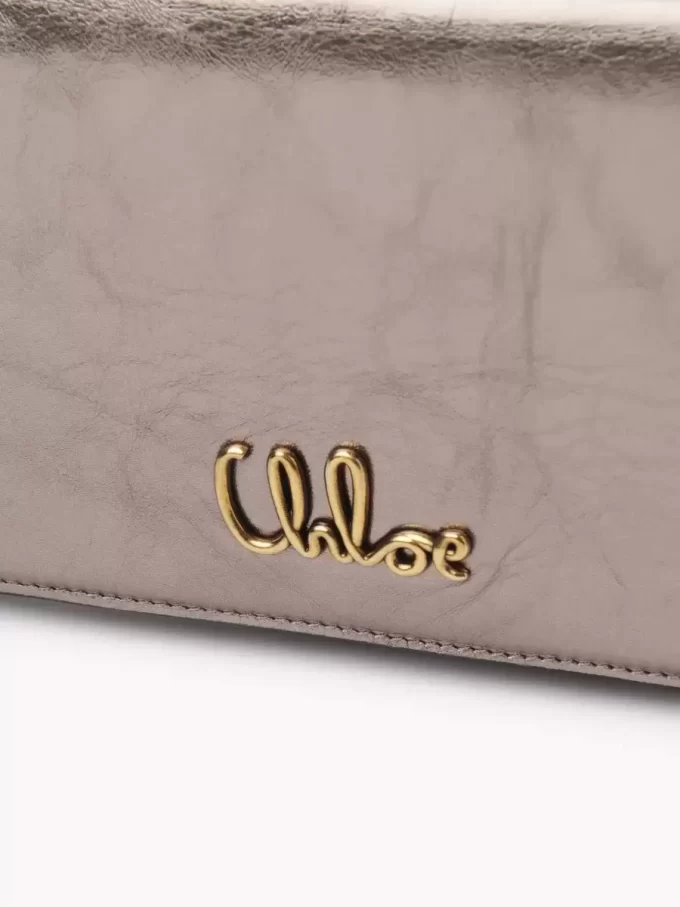Cartera con solapa y cadena Chloé Iconic en piel metalizada Cartera con solapa y cadena Chloé Iconic en piel metalizada