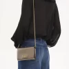 Cartera con solapa y cadena Chloé Iconic en piel metalizada Cartera con solapa y cadena Chloé Iconic en piel metalizada