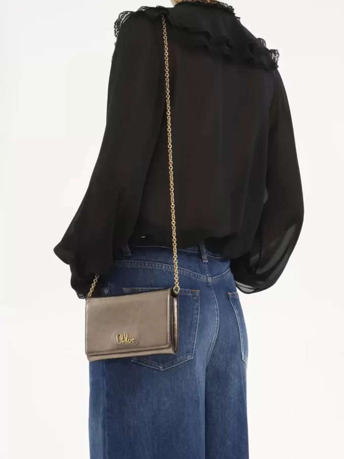 Cartera con solapa y cadena Chloé Iconic en piel metalizada Cartera con solapa y cadena Chloé Iconic en piel metalizada
