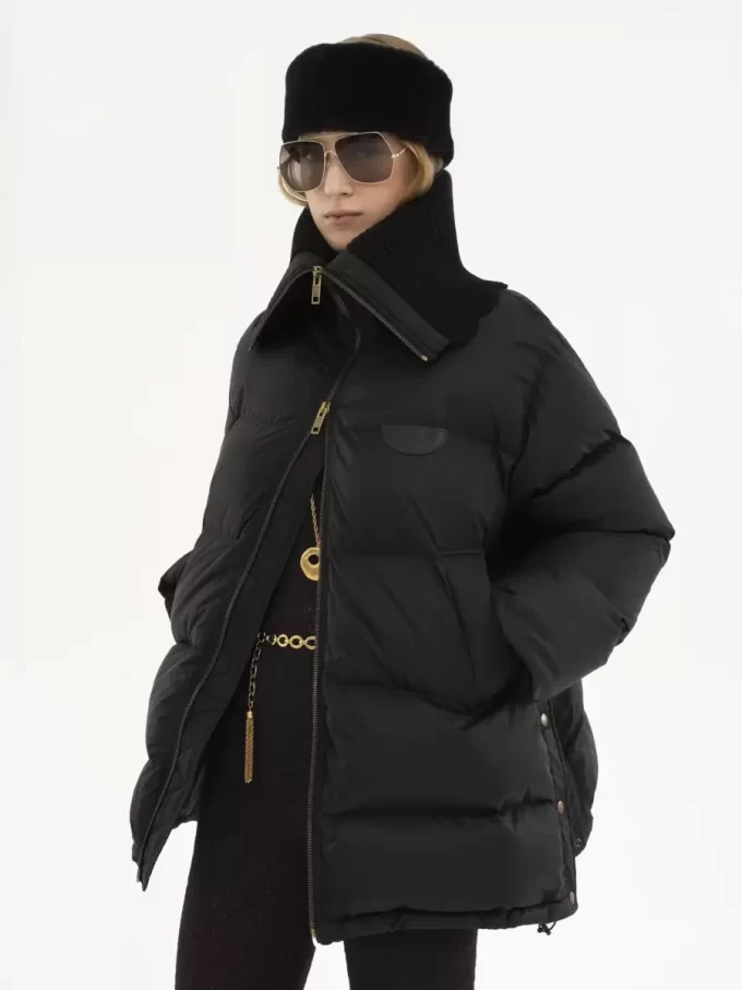 Chaqueta acolchada de cuello alto en nailon brillante Chaqueta acolchada de cuello alto en nailon brillante