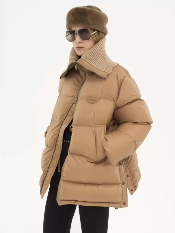 Chaqueta acolchada de cuello alto en nailon brillante Chaqueta acolchada de cuello alto en nailon brillante