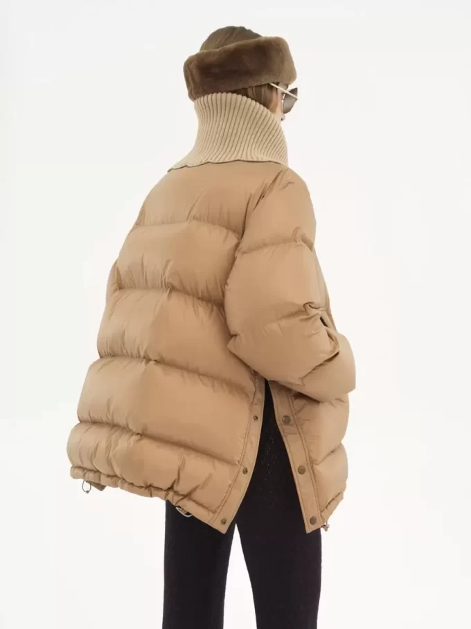 Chaqueta acolchada de cuello alto en nailon brillante Chaqueta acolchada de cuello alto en nailon brillante