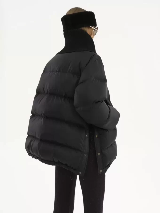 Chaqueta acolchada de cuello alto en nailon brillante Chaqueta acolchada de cuello alto en nailon brillante