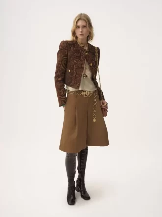 Chaqueta cuadrada sin cuello en jacquard tapiz Chaqueta cuadrada sin cuello en jacquard tapiz