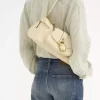 El bolso de hombro 99 en piel granulada El bolso de hombro 99 en piel granulada
