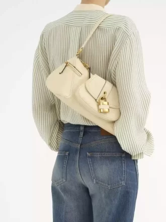 El bolso de hombro 99 en piel granulada El bolso de hombro 99 en piel granulada