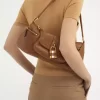El bolso de hombro 99 en piel granulada El bolso de hombro 99 en piel granulada