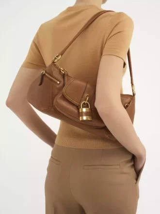 El bolso de hombro 99 en piel granulada El bolso de hombro 99 en piel granulada
