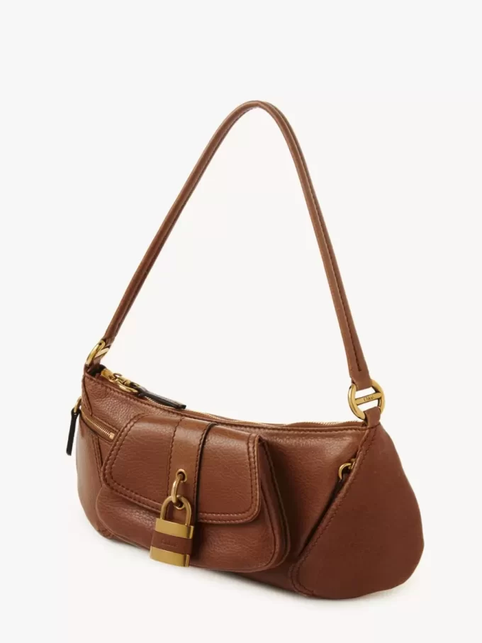 El bolso de hombro 99 en piel granulada El bolso de hombro 99 en piel granulada