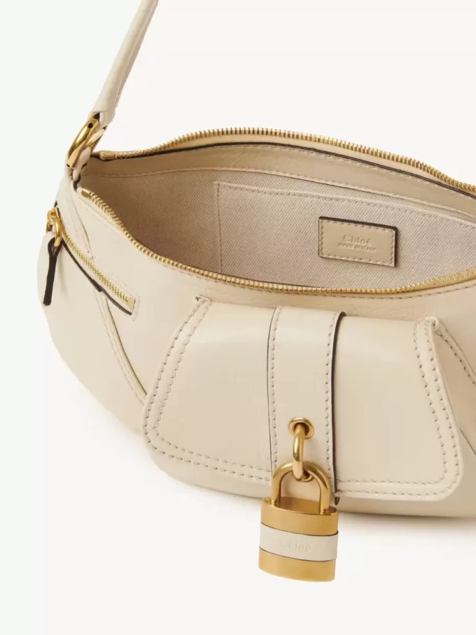 El bolso de hombro 99 en piel granulada El bolso de hombro 99 en piel granulada