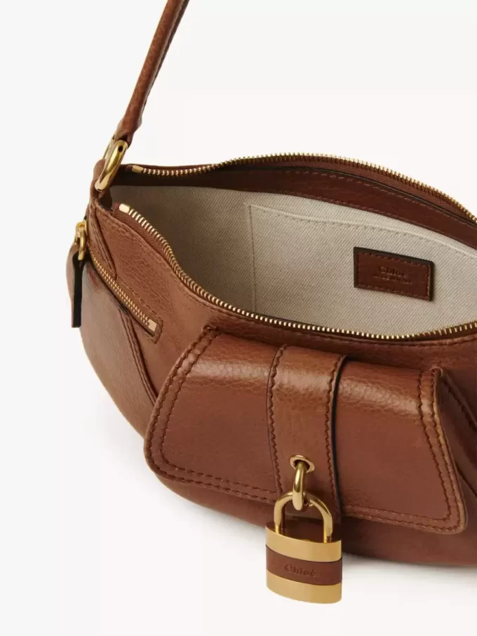 El bolso de hombro 99 en piel granulada El bolso de hombro 99 en piel granulada