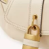 El bolso de hombro 99 en piel granulada El bolso de hombro 99 en piel granulada
