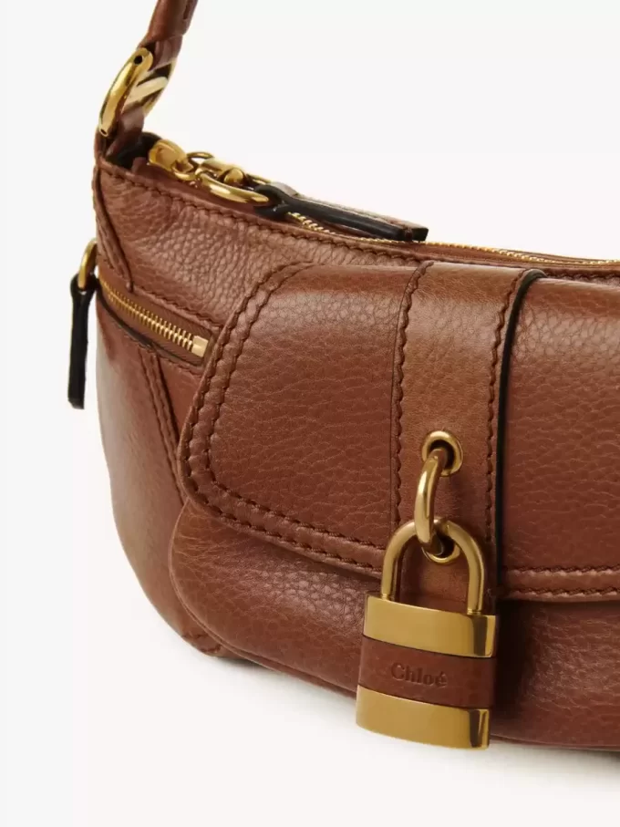 El bolso de hombro 99 en piel granulada El bolso de hombro 99 en piel granulada
